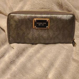 Michael kors wallet